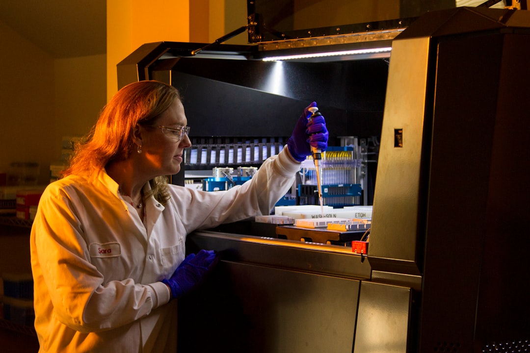 Simulated National Identity and Ascendant Hyperreality in Julian Barnes\u0027s England, England Image